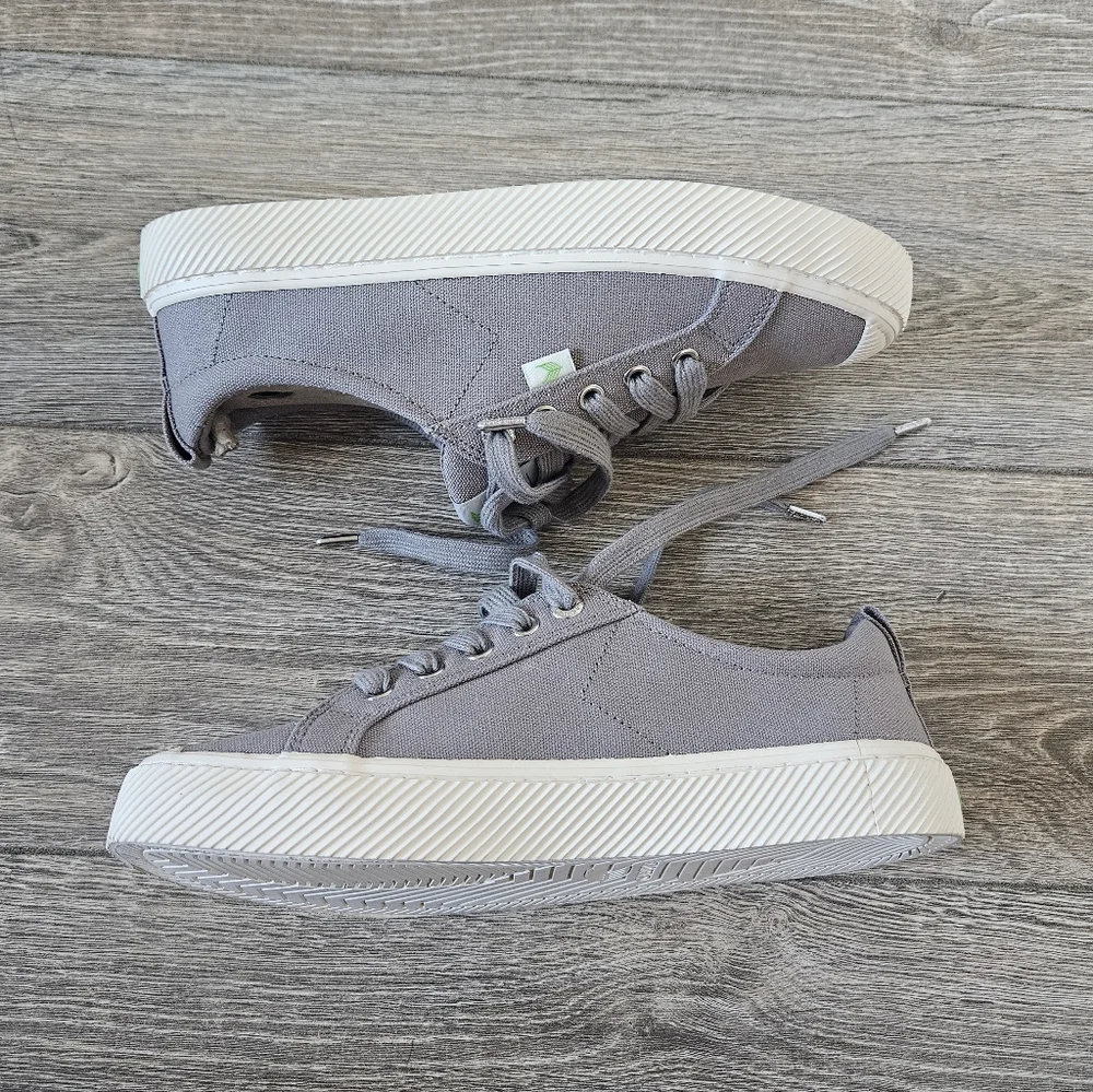 Cariuma OCA Low Canvas Sneaker in Mystic Grey